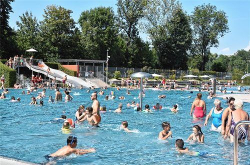 Seit Mai hat das Rosenheimer Freibad wieder eröffnet: SPD und „Die Partei“ hatten vorgeschlagen, während der Sommermonate für unter 14-Jährige einen kostenlosen Eintritt möglich zu machen. Foto Schlecker