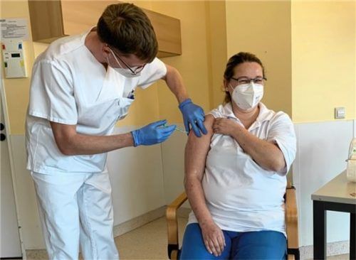 „Selbstverständlich, mich impfen zu lassen“: Yvonne Schönfelder (rechts) von der Schön-Klinik Vogtareuth bei der Impfung durch Dr. Sebastian Küsters.Foto  Schön-Kliniken