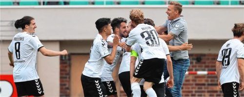 So jubelten Burghausens Spieler und Trainer Leo Haas nach dem Schlusspfiff. Foto  Butzhammer