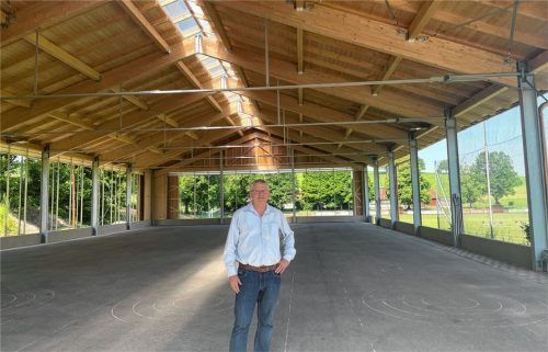 Söchtenaus Bürgermeister Bernhard Summerer in der neuen Stockschützenhalle Foto Kirchner