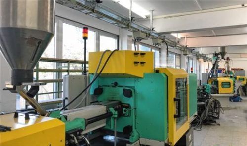 Spritzgussmaschinen von Jell in der neu angemieteten Halle in Grassau. Hier werden auch Teile aus Biokunststoff produziert. Foto Jell