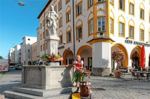 Stadtführerin Dagmar Deisenberger wird bei ihrer Tour „Rosenheim und die Liebe“ auch beim Nepomuk-Brunnen Station machen. Der Heilige ist nicht nur Patron der Schiffer und Flößer, er war am Ende auch ein an sich unbeteiligtes Opfer einer Eifersuchtsaffäre. Foto Thomae