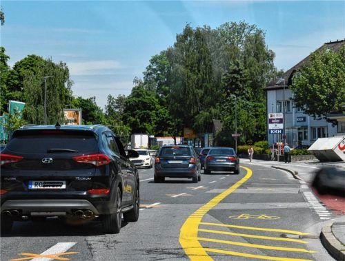 Staus und viel Unsicherheit: Der im Verkehrsausschuss beschlossene Versuch mit sogenannten Pop-up-Radwegen in der Briançonstraße wird vorzeitig beendet. Foto Schlecker