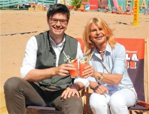 Stoßen auf die kommenden Monate an: Lorenz Stiglauer, Geschäftsführer der Flötzinger Brauerei, und die geschäftsführende Gesellschafterin Marisa Steegmüller.