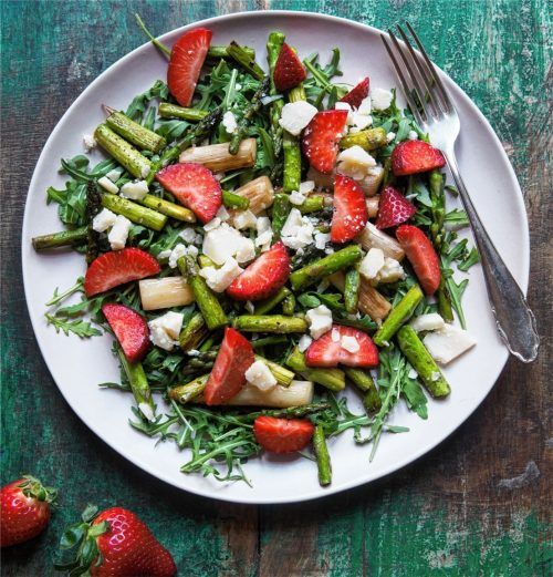 Süß trifft herzhaft: Spargelsalat mit Erdbeeren. Foto Marmeladekisses/ Obst & Gemüse – 1000 gute Gründe