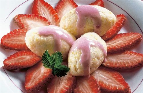 Süße Schlemmerei: Grießnockerl mit Erdbeeren. Foto Wirths PR