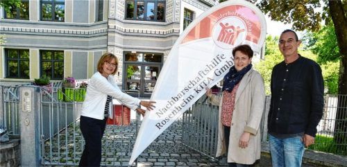 Symbolisch übergibt Beate Hoyer-Radkte das Werbe-Segel der Nachbarschaftshilfe an die beiden neuen Geschäftsführer Barbara Baur und Peter Moser.Foto  Schlecker