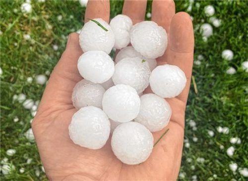 Tischtennisballgroße Hagelkörner regneten am Donnerstag auf Bad Feilnbach nieder. Ansonsten blieb es im Landkreis Rosenheim im Vergleich zur Stadt eher ruhig.Foto Bartek Plonczyk