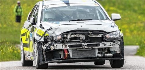 Trotz lädierter Fahrzeugfront als Klassensieger in Belluno im Ziel: Das RGR Rallye Team Thomas Sobek/Siegi Schrankl mit dem Mitsubishi Evo X E.Foto WCR, Davide Giacciou