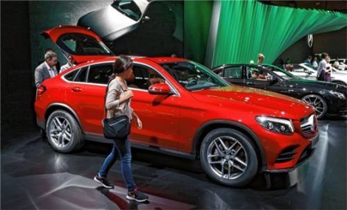 Über eine Online-Plattform hatte eine kriminelle Bande edle Gebrauchtwagen wie beispielsweise einen Mercedes GLC 250d Coupé (hier ein Modell auf einer Messe) angeboten. Die Käufer zahlten, bekamen aber kein Fahrzeug. Foto dpa