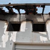 Ein Schwerverletzter nach Brand eines Mehrfamilienhauses