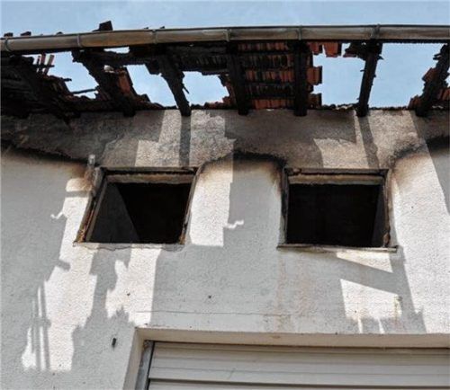 Unbewohnbar: Das Feuer hat unter anderem das Dach des Gebäudes schwer beschädigt. Foto  Merk