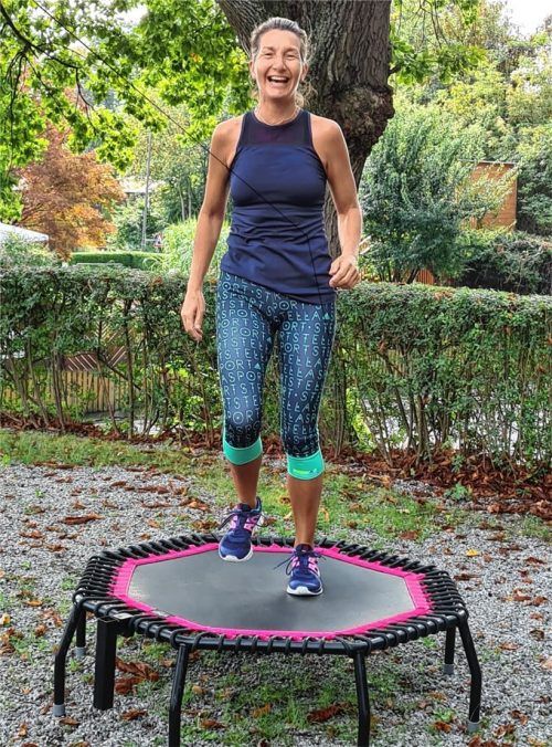 Und hüpfen! Auch Kursleiterin Marion Krattenmacher sportelt wieder unter freiem Himmel. Foto re