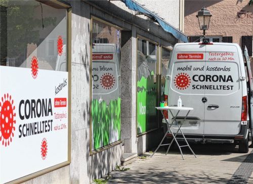 Unklarheit: Das Gesundheitsamt hat laut Landratsamt die Betriebserlaubnis für die mobile Corona-Schnelltest-Station in der Bad Aiblinger Kirchzeile nicht erteilt. Auch die Stadt sagt, für die Genehmigung sei sie nicht zuständig gewesen. Foto  Hadersbeck