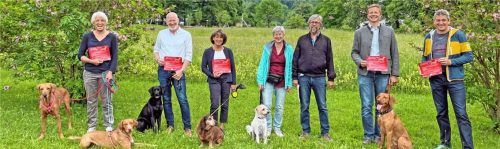 Unser Foto (von links): Dr. Silke Helfmeyer, Zweiter Bürgermeister Michael Andrelang, Tatjana Mittermayer, Gabriele Neelsen, Gemeinderat Wolf Neelsen, Bürgermeister Simon Frank und Bauhofleiter Rudi Angermaier bei der Präsentation des Leitfadens.Foto H. Reiter