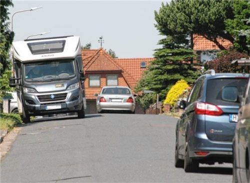 Verboten ist das Parken an engen Straßenstellen. Foto ampnet