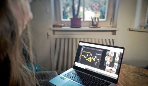 Vernetzen mit Kontakten aus Wirtschaft, Politik und Wissenschaft ist wichtig für Schulabgänger. Das klappt virtuell wie analog: Katharina Klotz bei einem YEC-Treffen daheim in Eggstätt am PC. Foto Kirchner