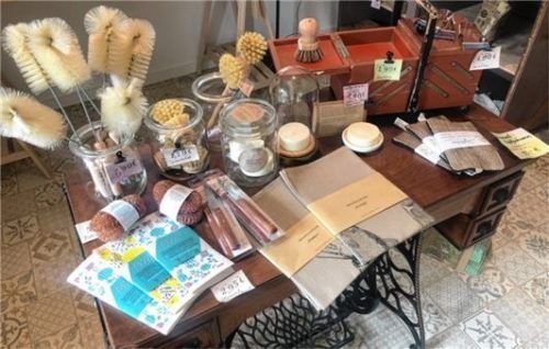 Verschiedene Putzmittel wie Bürsten und Schwämme.