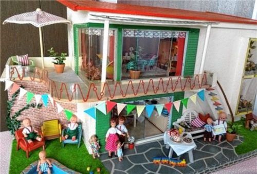 Viel Liebe fürs Detail: Sabine Berkmann liebt es, alte Puppenhäuser aufzumotzen.