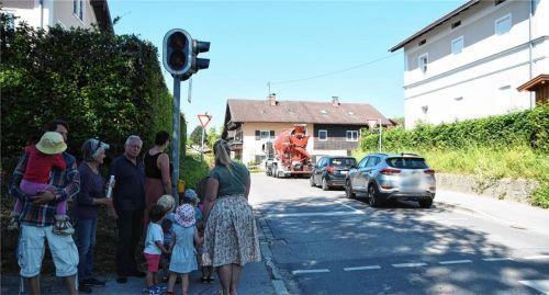 Viele Schul- und Kindergartenkinder müssen täglich die Kufsteiner- und Neubeurer Straße queren. An beiden Kreisstraßen herrscht dichter Verkehr. Michael Wanger (links mit Kind) sieht darin ein potenzielles Risiko für Fußgänger. Foto  Ruprecht