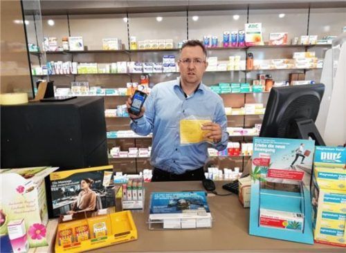 Vom gelben Heft auf das Smartphone: Apotheker Dominik Simon wartet noch auf das passende Programm.Foto Sautter