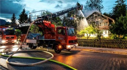 Von der Drehleiter aus rückten die Feuerwehrmänner dem Brand zu Leibe. Ein Innenangriff musste abgebrochen werden.