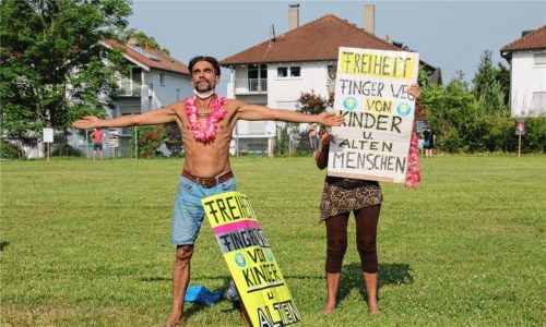 Vor der Ausstellungshalle Bad Aibling machen Gegner der Maskenpflicht an Schulen ihrem Ärger Luft. Fotos Kirschner