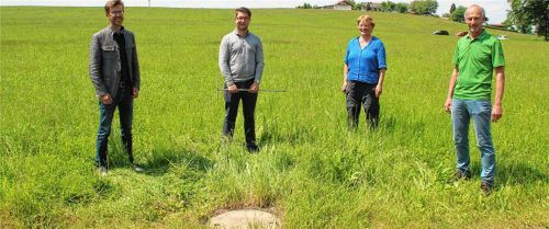 Vor einem der geschlossenen Gullys: (von links) Stephanskirchens Bürgermeister und AZV-Vorsitzender Karl Mair, der Pruttinger Bürgermeister Johannes Thusbaß, Edeltraud Wissinger vom Büro Ecozept und Dr. Hadumar Roch von der WWA Rosenheim.Foto re