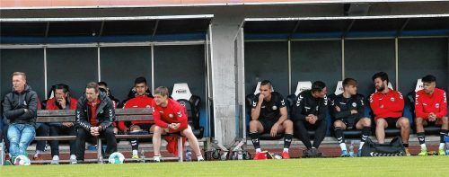Wacker Burghausens Trainer Leo Haas und seine beiden Assistenten Harald Mayer und Ronald Schmidt (von links) haben heute bis auf Kevin Hingerl die Qual der Wahl bei der Aufstellung der Mannschaft.Foto Michael Buchholz