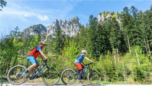 Während der Tour eröffnen sich immer wieder Ausblicke auf die Gederer Wand.