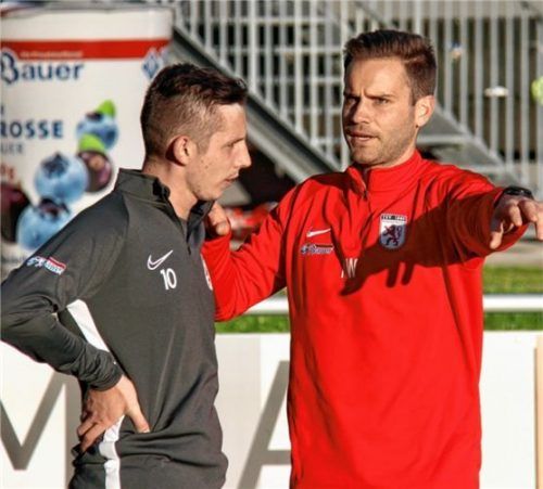 Wasserburgs Trainer Niki Wiedmann weist seinen Neuzugang Marko Dukic an.Foto Stürmlinger