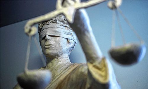 Weil die Ausländerbehörde nicht nachfragte, konnten Schleuser Aufenthaltsgenehmigungen erschleichen.Foto dpa