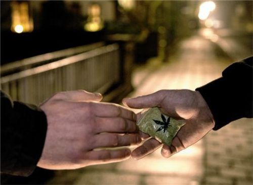 Weil er Marihuana gekauft und damit gehandelt hatte, musste sich jetzt ein 28-jähriger Mann in Rosenheim vor Gericht verantworten. Foto dpa