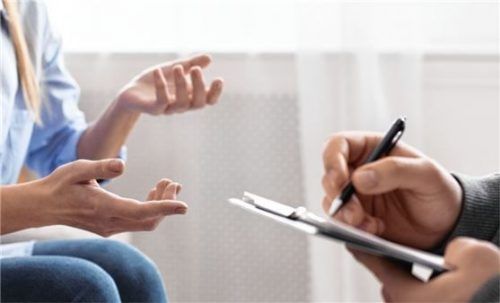 Wenn ihnen die Gläubiger im Nacken sitzen, können sich Betroffene an die Beratungsstelle der Caritas wenden, die ihnen in der schwierigen Situation hilft.Foto  re