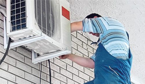 Wer eine fest installierte Klimaanlage einbauen lässt, muss die Wohneigentümergemeinschaft um Erlaubnis fragen. Foto vladislavgajic / Panthermedia