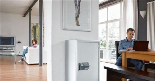 Wertvolles sicher verwahren: Damit Lieblingsstücke oder wichtige Unterlagen immer greifbar, aber trotzdem vor fremdem Zugriff geschützt sind, empfiehlt sich ein Tresor. Foto epr/Burg-Wächter