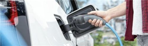 Wie lange das Laden dauert, hängt von verschiedenen Faktoren ab. Die Leistungsfähigkeit der Station beeinflusst das Tempo ebenso wie die Technik des Fahrzeugs. Foto djd-k/E.ON