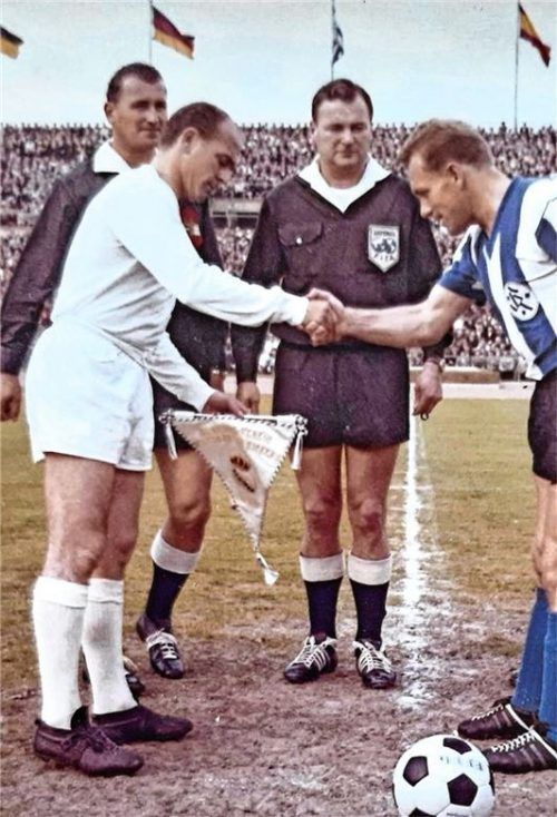 Wimpeltausch mit einem ganz Großen: Ludwig Hinterstocker (rechts), Kapitän der Stuttgarter Kickers, vor dem Spiel gegen Real Madrid mit Alfredo di Stefano.Foto privat