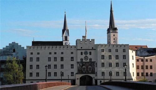 Wo sich sonst der Verkehr staut: Die beinahe menschenleere Innbrücke im Lockdown zeigt dieses Standbild aus dem Film. Foto re