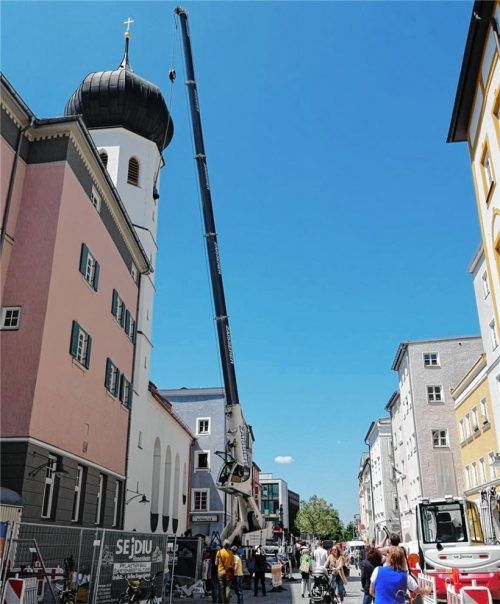 Zahlreiche Zuschauer verfolgten von der Straße aus den Einbau der Glocken im Turm der Kirche. Fotos Frick