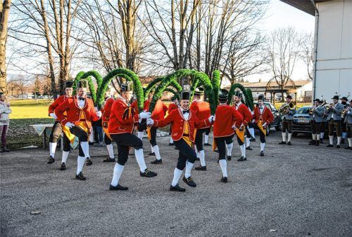 Zu Beginn des Jahres 2019 traten die Kolbermoorer Schäffler im ganzen Landkreis auf und begeisterten die Bürger. Foto re