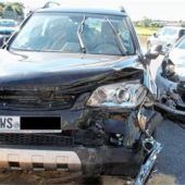 Vier Fahrzeuge stoßen zusammen