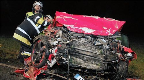Zwei Feuerwehrmänner begutachten den völlig demolierten VW des Unfallfahrers aus Ulm. Doch hätte der Mann, der im Gegenverkehr den Nissan von Melanie Rüth rammte, beim Überholvorgang überhaupt einscheren können? Mit dieser Frage beschäftigte sich am gestrigen Prozesstag ein Gutachter. Foto Reisner