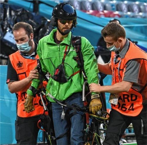 Zwei Ordner führen Kai S. nach seiner Flugaktion vom Fußballfeld. Foto dpa
