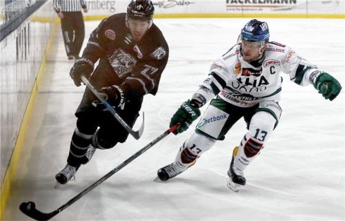 Zweikampf mit einem Ex-Rosenheimer: Steffen Tölzer (rechts) im Duell mit Marius Möchel. Foto Daniel Karmann/dpa