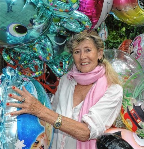 Zwischen bunten Ballons steht Irene Hanika. Sie freut sich, endlich wieder verkaufen zu können.