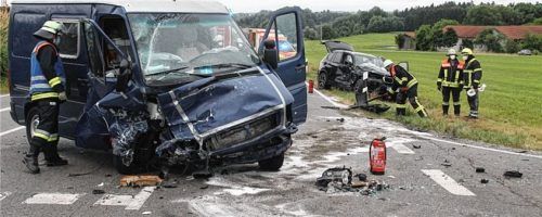 23000 Euro Schaden  entstand auf der Staatsstraße 2359 nach einem Frontalzusammenstoß. Foto  barth