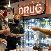 Waffen und Joints als Belohnung für den Pieks