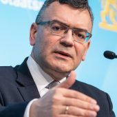 Leerer Sitz statt heißer Stuhl im Landtag