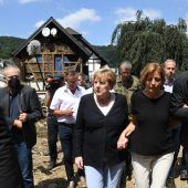 Die Kanzlerin im Trümmerfeld